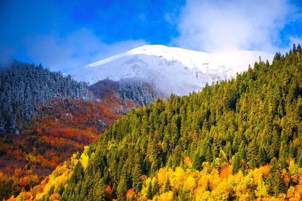 Mountain Landscapes. Meeting of the autumn and winter — Stock Photo, Image