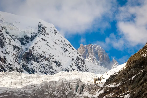 Glacier and high mountains — Stock Photo, Image