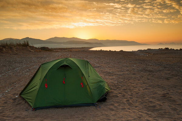 Палаточное море и восход солнца
