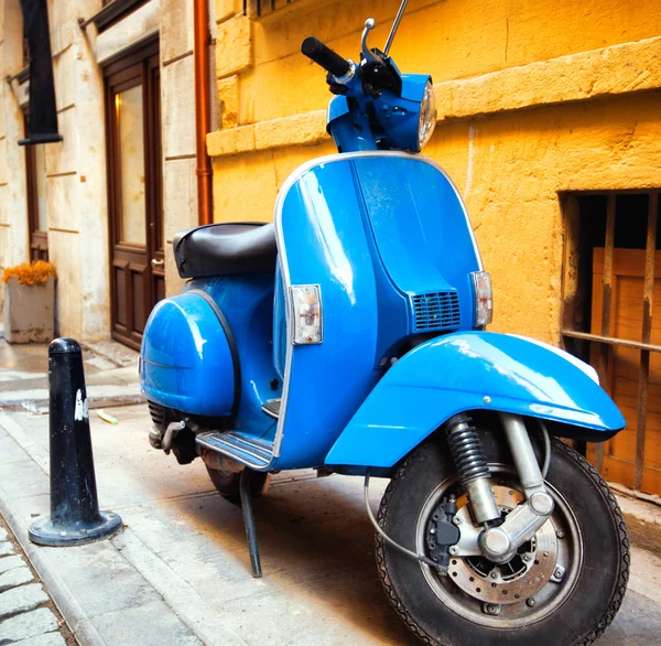 Scooter parked on sidewalk — Stock Photo, Image