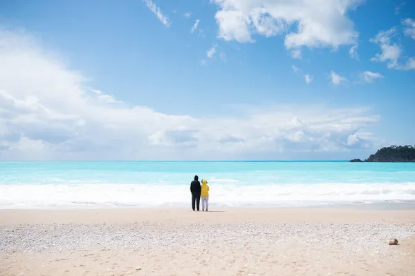 Casal Praia Olhando Para Distância Mediterrânea Paisagem Mar Com — Fotografia de Stock