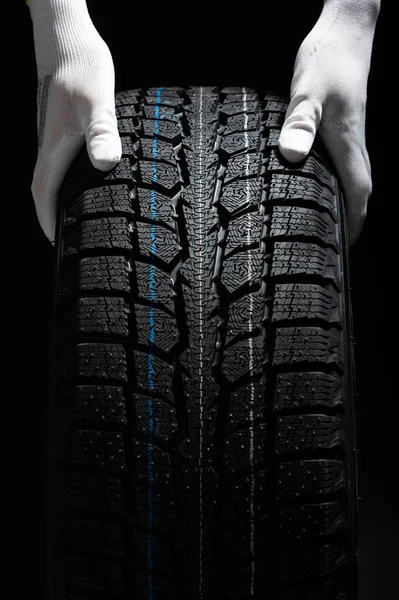 숙련공의 종달새가없는 타이어 — 스톡 사진