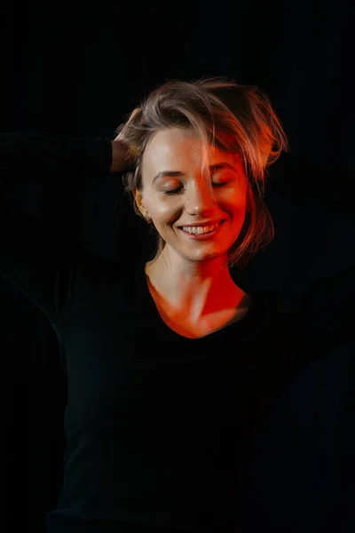 Porträt Einer Frau Mit Roter Filterkunst Glühende Haut — Stockfoto
