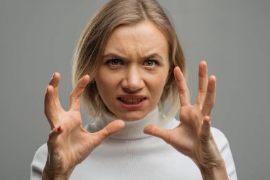 Öfke duygusu ve saldırganlık. Duygusal bir kadının portresi.