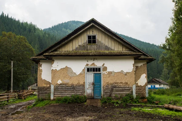 Εγκαταλελειμμένο Ξύλινο Σπίτι Στην Καλύβα Καρπάθια Βουνά — Φωτογραφία Αρχείου