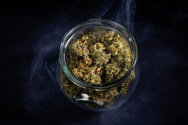 оздоровительный зеленый конопли медицинский CBD индика почки марихуаны сорняки