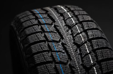 Araba için yeni lastikler, kış ve yaz lastikleri ve depolama yeri.