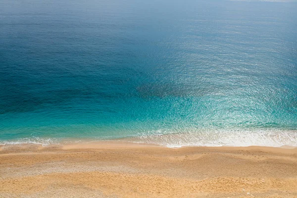 Krajobraz Oceanu Żółty Piasek Błękitna Woda — Zdjęcie stockowe