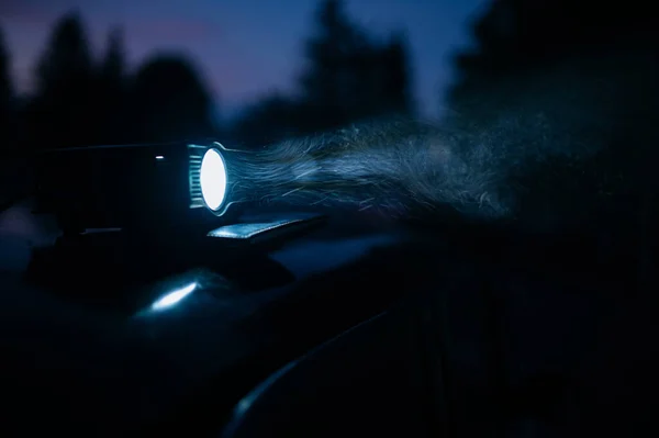 สปอตไลท กลางแจ งโปรเจคเตอร ภาพยนตร ภาพยนตร แสงไฟล าแสง — ภาพถ่ายสต็อก
