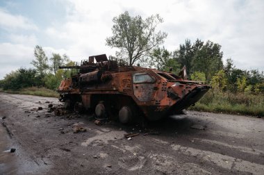 Ukrayna 'da Kharkiv yakınlarında yanmış Rus ekipmanları