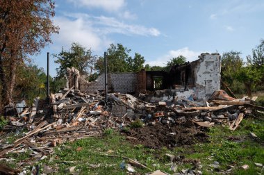 Ukrayna 'daki savaş özel ev binasını yıktı