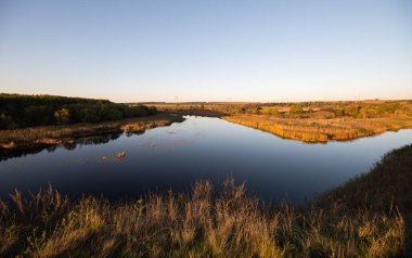 Sonbahar nehri ve tarlalarda Ukrayna manzaraları