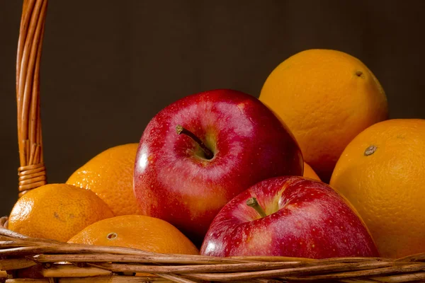 Fruta em uma cesta de vime — Fotografia de Stock