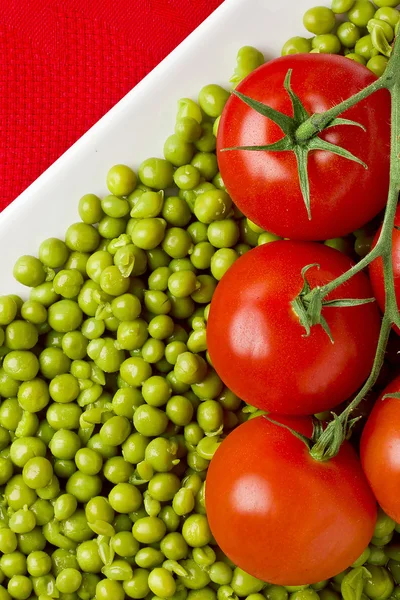 Tomates e ervilhas — Fotografia de Stock