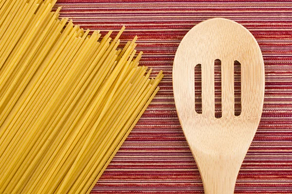 Pasta y cuchara de madera —  Fotos de Stock