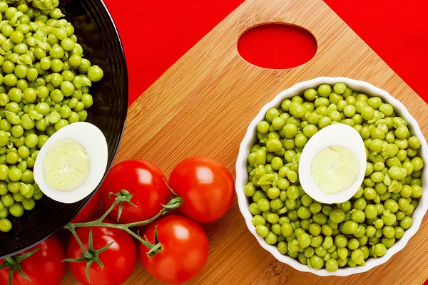 Jaja, groch, pomidory — Zdjęcie stockowe