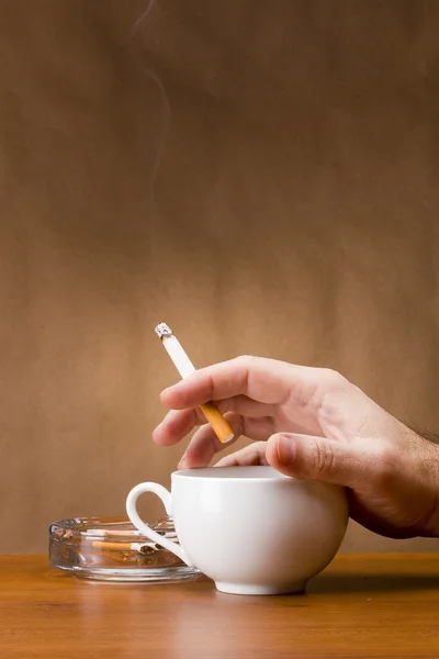 Handen håller en cigarett — Stockfoto