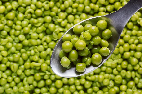 Cuillère de pois verts — Photo