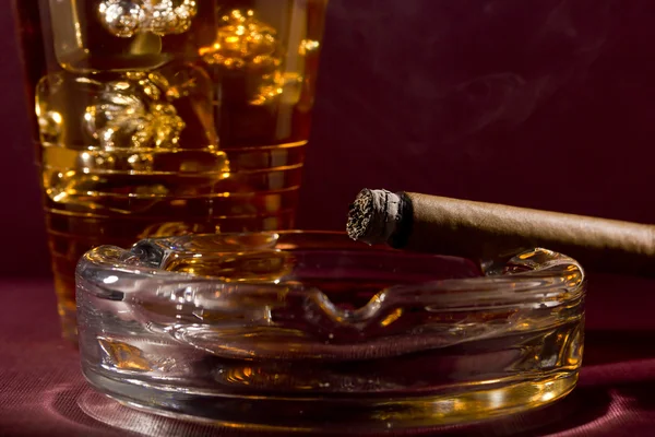 Cigarros y whisky — Foto de Stock