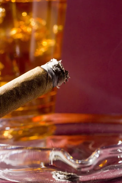 Cigarros y whisky —  Fotos de Stock
