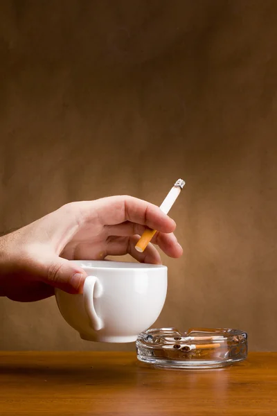 Handen håller en cigarett — Stockfoto