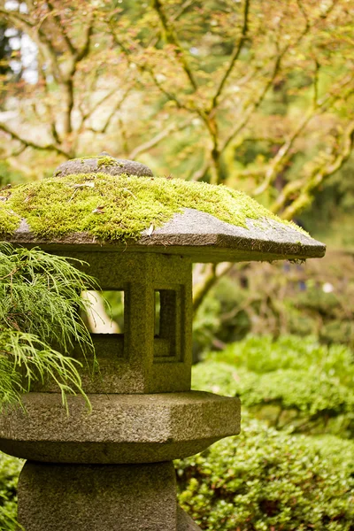 Lâmpada de pedra no jardim — Fotografia de Stock