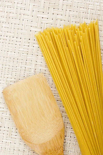 Pasta och trä sked — Stockfoto