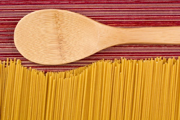 Pasta och trä sked — Stockfoto