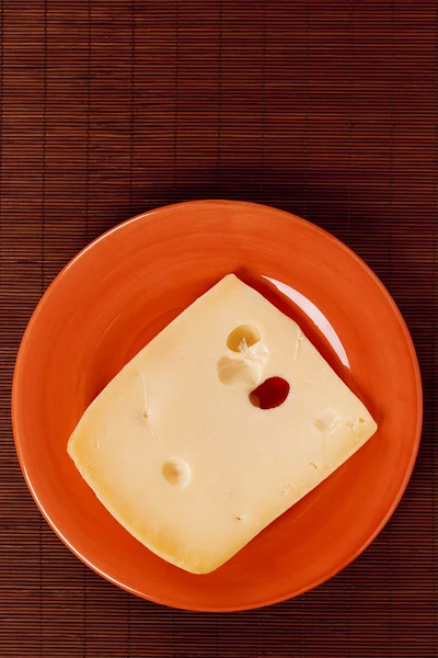 Plato de cerámica con queso — Foto de Stock