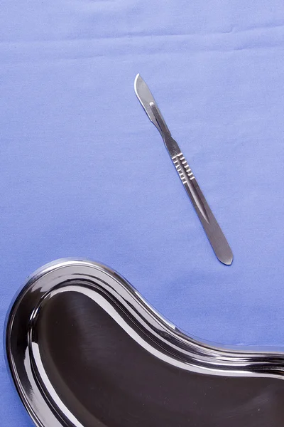 Surgical scalpel and bowl — Stock Photo, Image