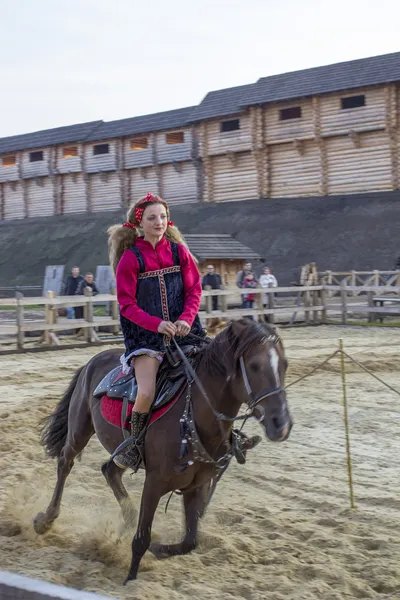 Flicka på en häst — Stockfoto