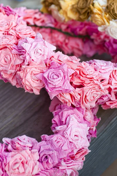 Ghirlanda di rose artificiali — Foto Stock