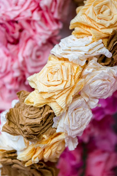 Grinalda de rosa artificial — Fotografia de Stock