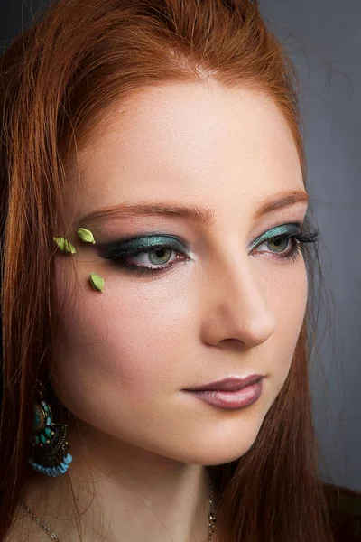 Beautiful Young Woman Makeup Using Cardamom — Stock Photo, Image