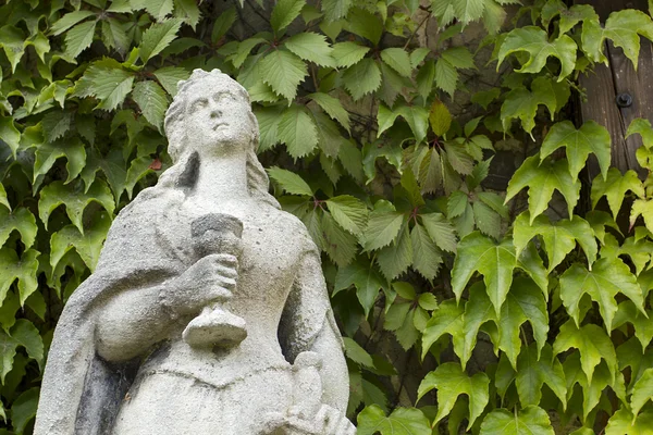 Stone sculpture of a woman — Stock Photo, Image