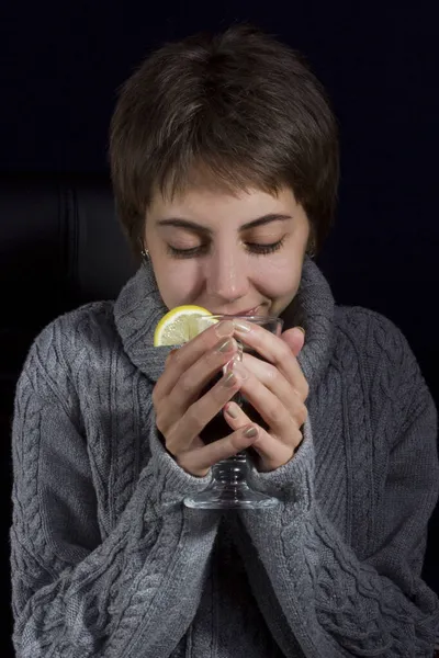 Junge Frau Pullover Mit Heißgetränk — Stockfoto