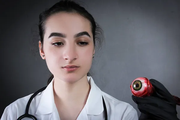 Junge Ärztin Mit Künstlichem Auge Der Hand — Stockfoto