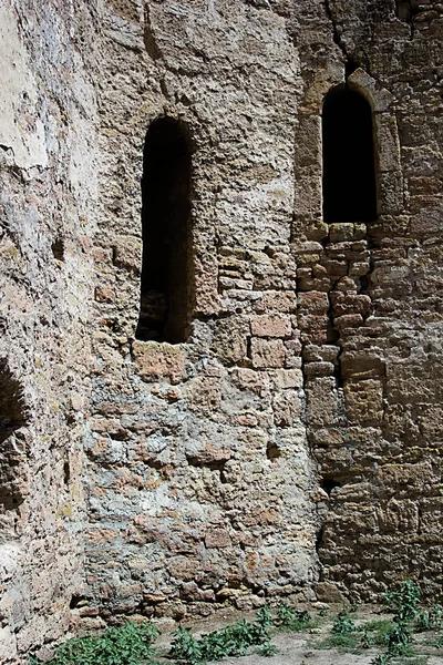 Eski Bir Şatonun Taştan Duvarı Kavisli Oyukları Var — Stok fotoğraf