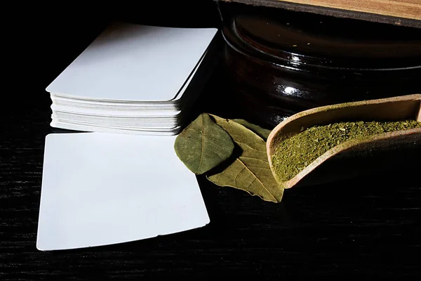 Épices Sèches Broyées Cartes Sur Une Table Bois — Photo