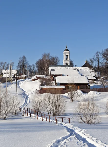 Paisagem rural de inverno com uma igreja — Fotografia de Stock