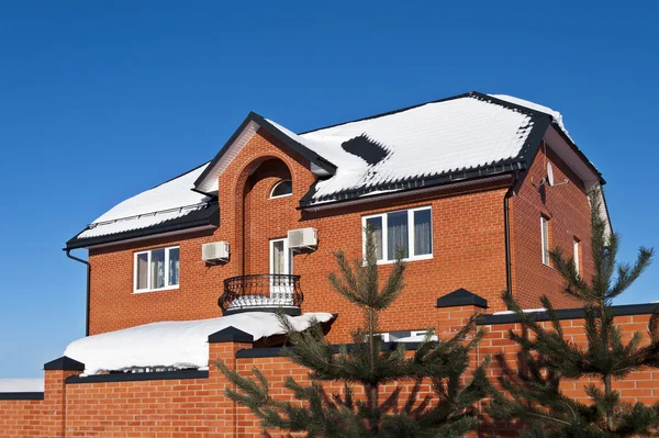 Cottage in mattoni rossi in inverno — Foto Stock