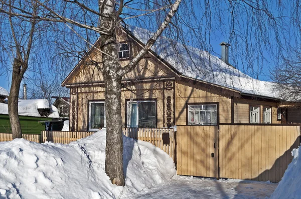 Casa de madeira e snowdrifts — Fotografia de Stock