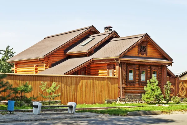 Hermosa casa de madera — Foto de Stock