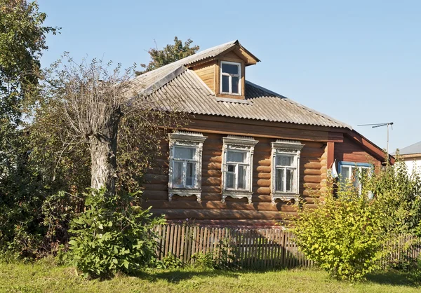 Casa de madeira velha do país — Fotografia de Stock
