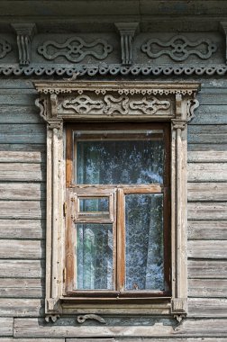oymalı architraves ile eski ahşap pencere