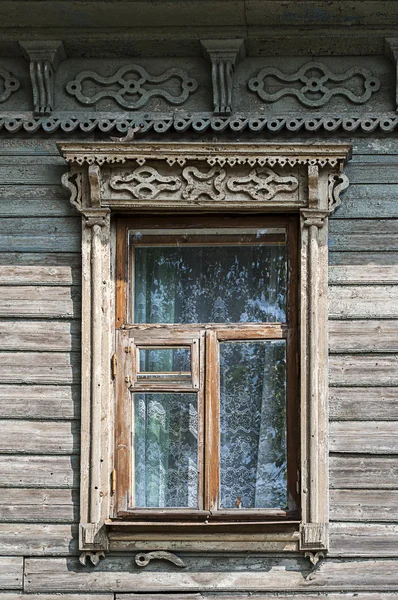 Vieja ventana de madera con arquitrabes tallados — Foto de Stock