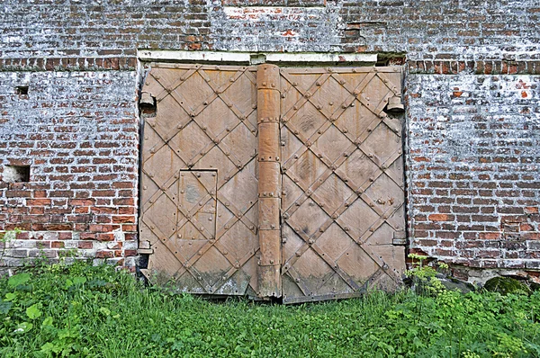 Старые железные ворота в древнерусском монастыре — стоковое фото
