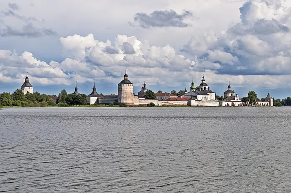 Ancient russian monastery at the lake bank — Stock Photo, Image