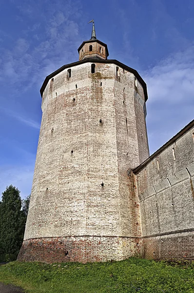 Grande torre do antigo mosteiro russo — Fotografia de Stock