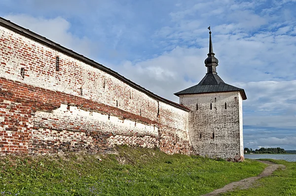 Стена и башня древнего монастыря — стоковое фото